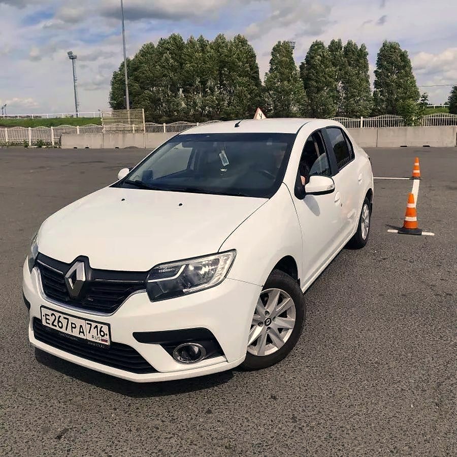 Учебный автомобиль автошколы «ПремьерАВТО» — Renault Logan со знаком «У» на автодроме