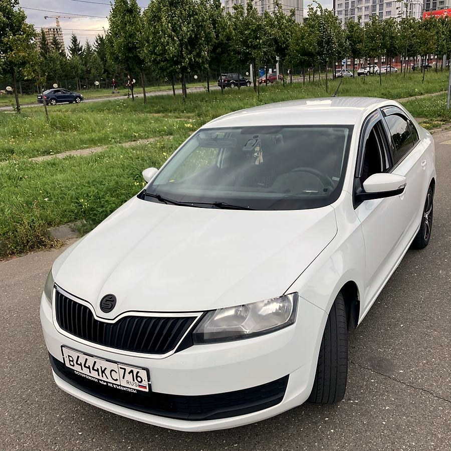 Учебный автомобиль автошколы «ПремьерАВТО» — Skoda Rapid