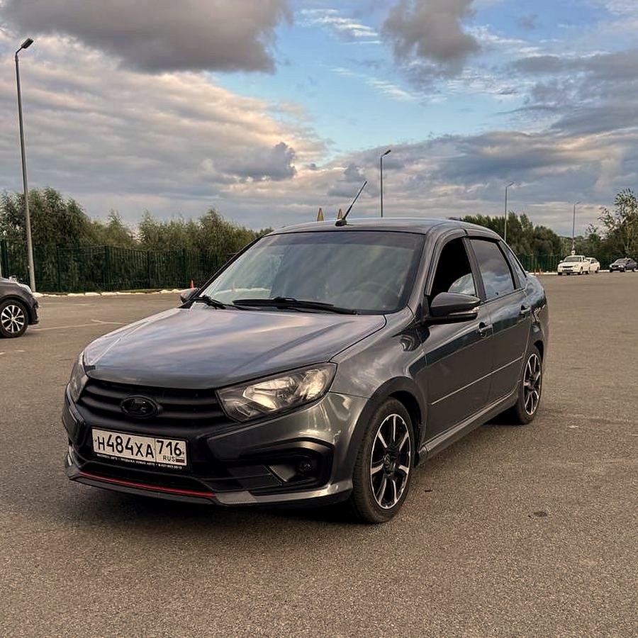 Учебный автомобиль автошколы «ПремьерАВТО» — Lada Granta на площадке