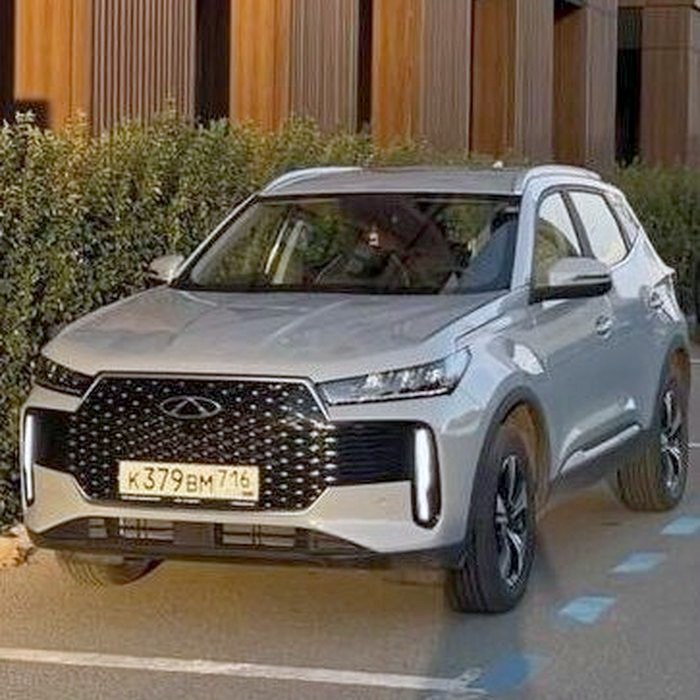 Учебный автомобиль автошколы «ПремьерАВТО» — кроссовер Chery