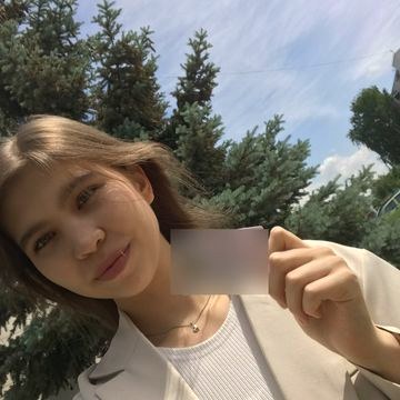 Алина — выпускница автошколы ПремьерАВТО с водительским удостоверением